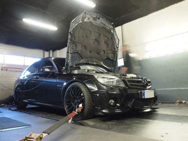 Mercedes_C63_AMG_55533a54d37bf.jpg